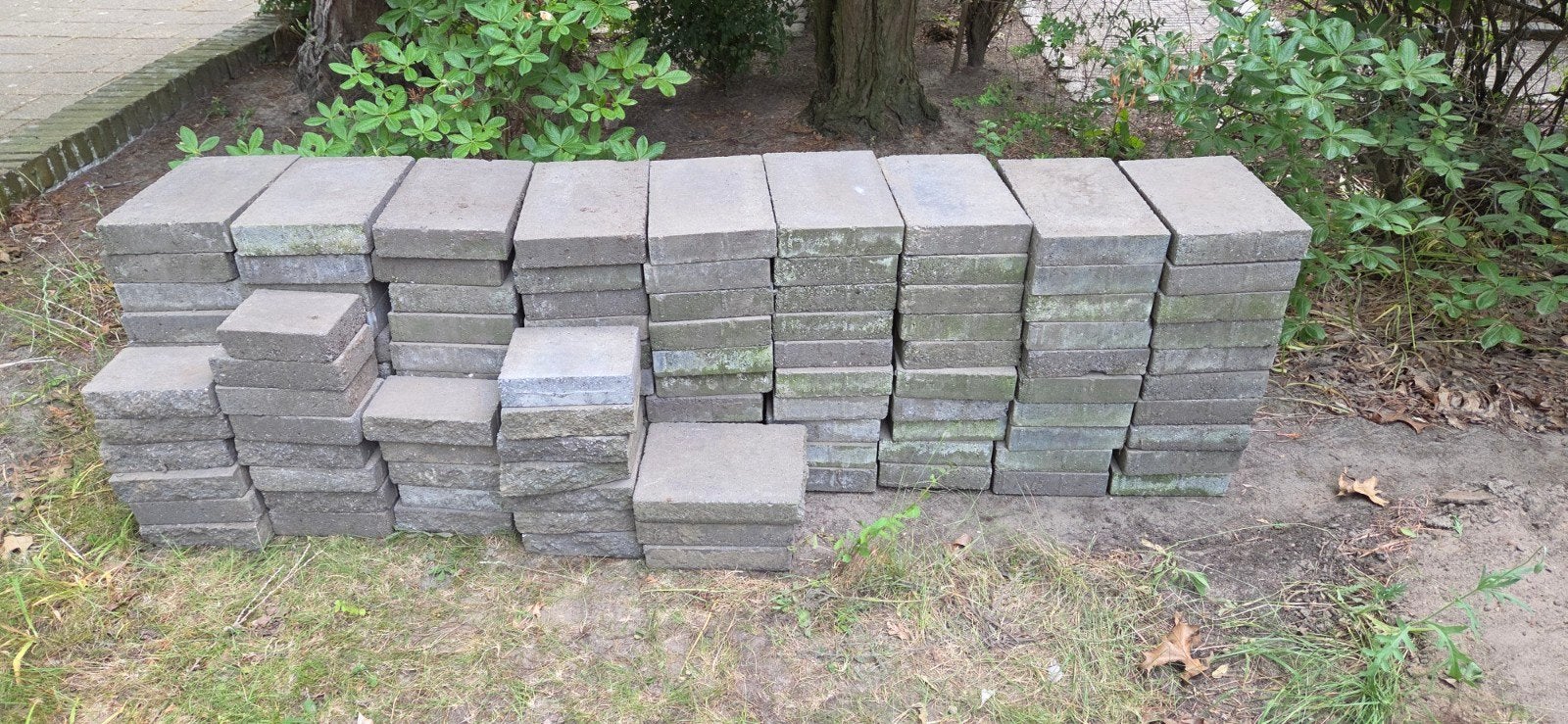 Gratis af te halen: 90 donkergrijze betontegels (20x30x5 cm), Tuin en Terras, Tegels en Klinkers, Ophalen of Verzenden, Gebruikt