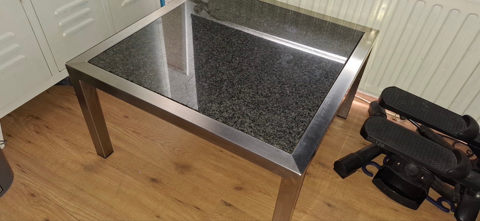 Mooie rvs tafel mel marmer blad
heb de salontafel al 30 jaar, Ophalen, Overige materialen, Gebruikt, 50 tot 100 cm