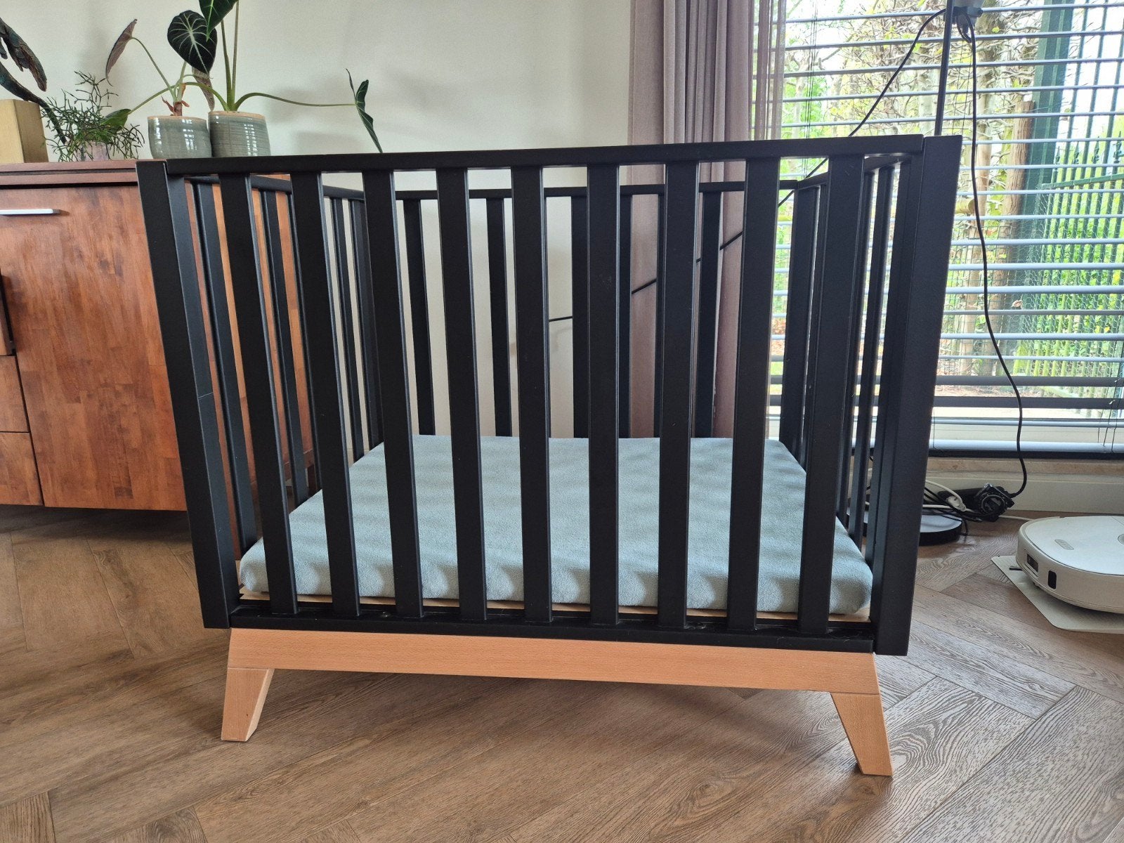 zaarte box incl matras en hoeslaken - zeer goede staat, Kinderen en Baby's, Ophalen, Zo goed als nieuw, Boxkleed