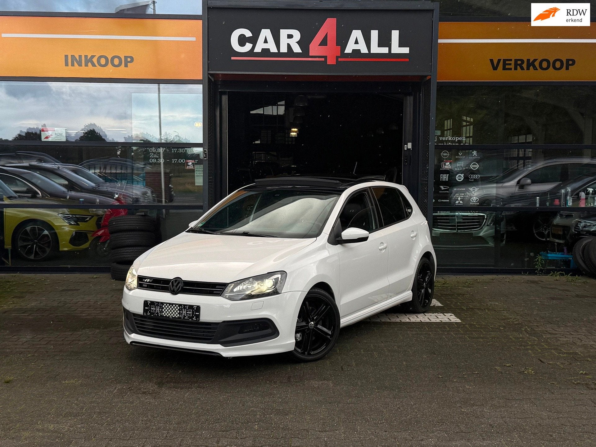 Volkswagen POLO 1.2 TSI R-LINE PANO/DSG/PDC/LED/STLVRM/BOMVO, Gebruikt, Zwart, 4 cilinders, Leder en Stof