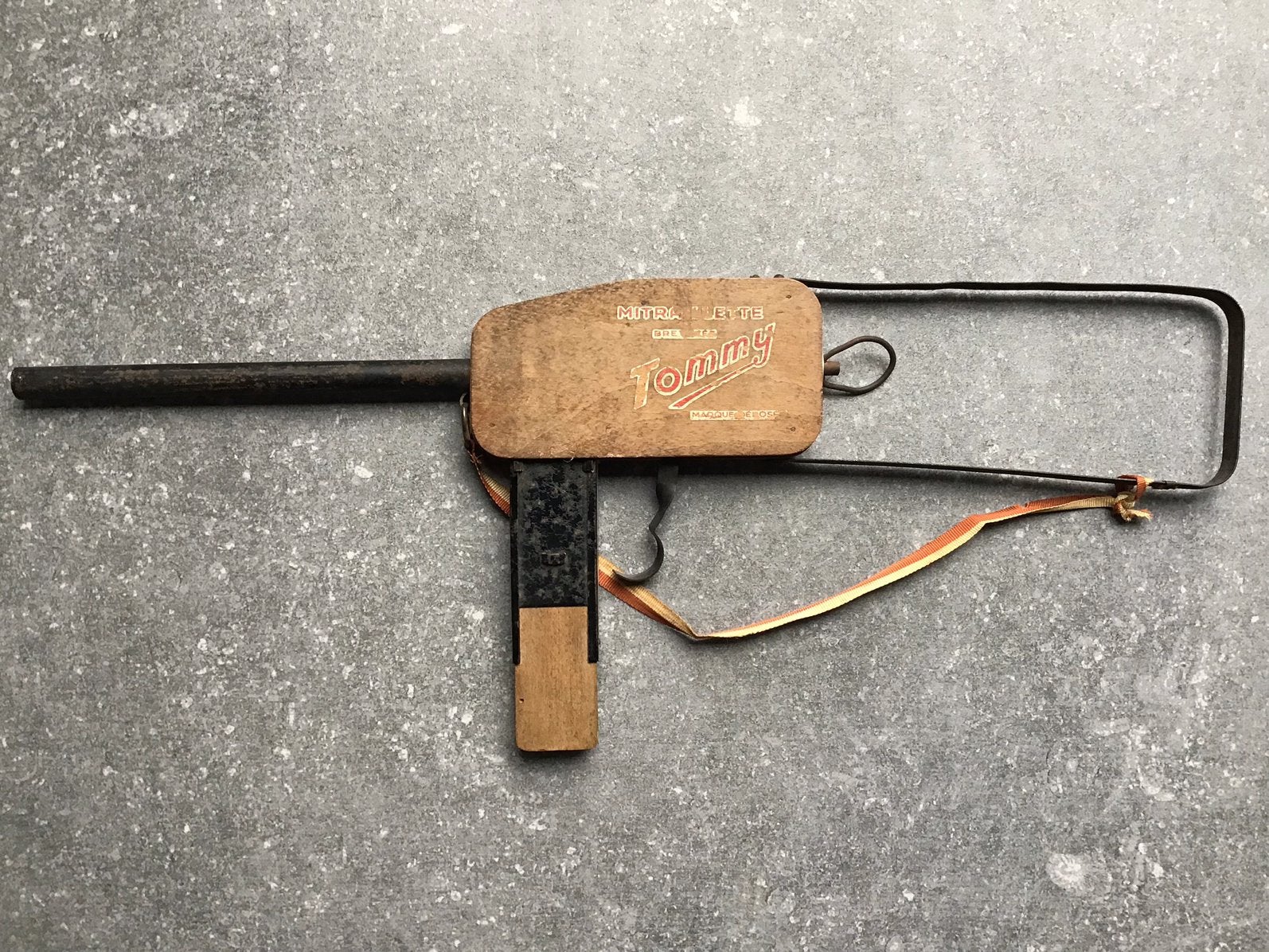 Tommy Gun Mitraillette Brevetee houten speelgoed geweer., Ophalen of Verzenden