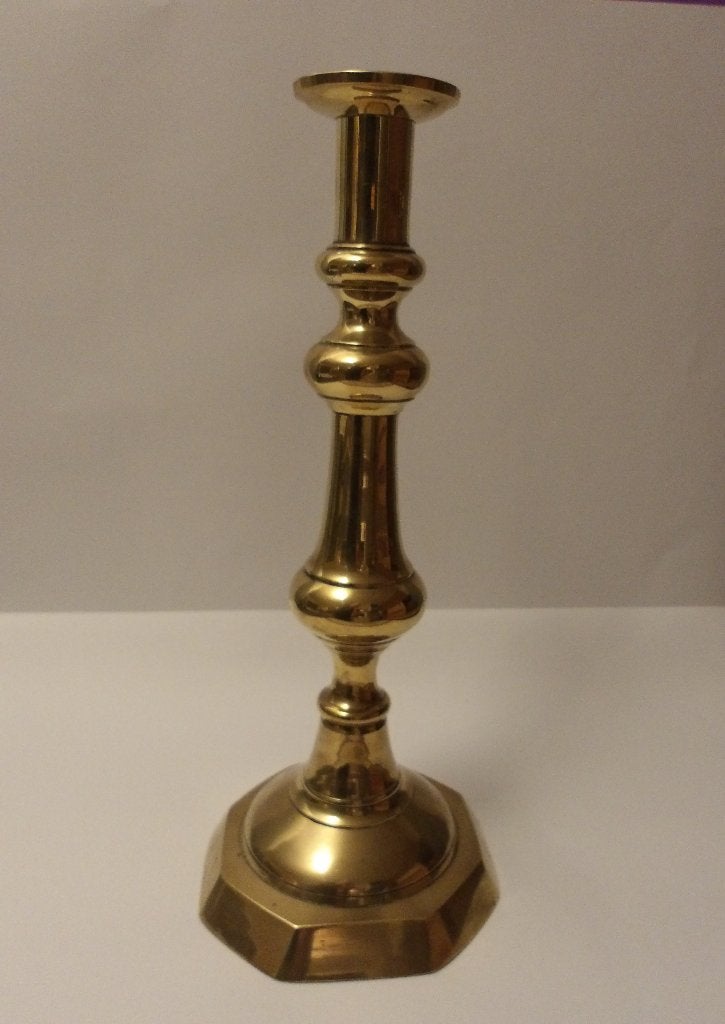 Engelse Antieke Kandelaar 19de eeuw (1850) komt uit kerk, Antiek en Kunst, Antiek | Kandelaars, Verzenden, Koper of Brons