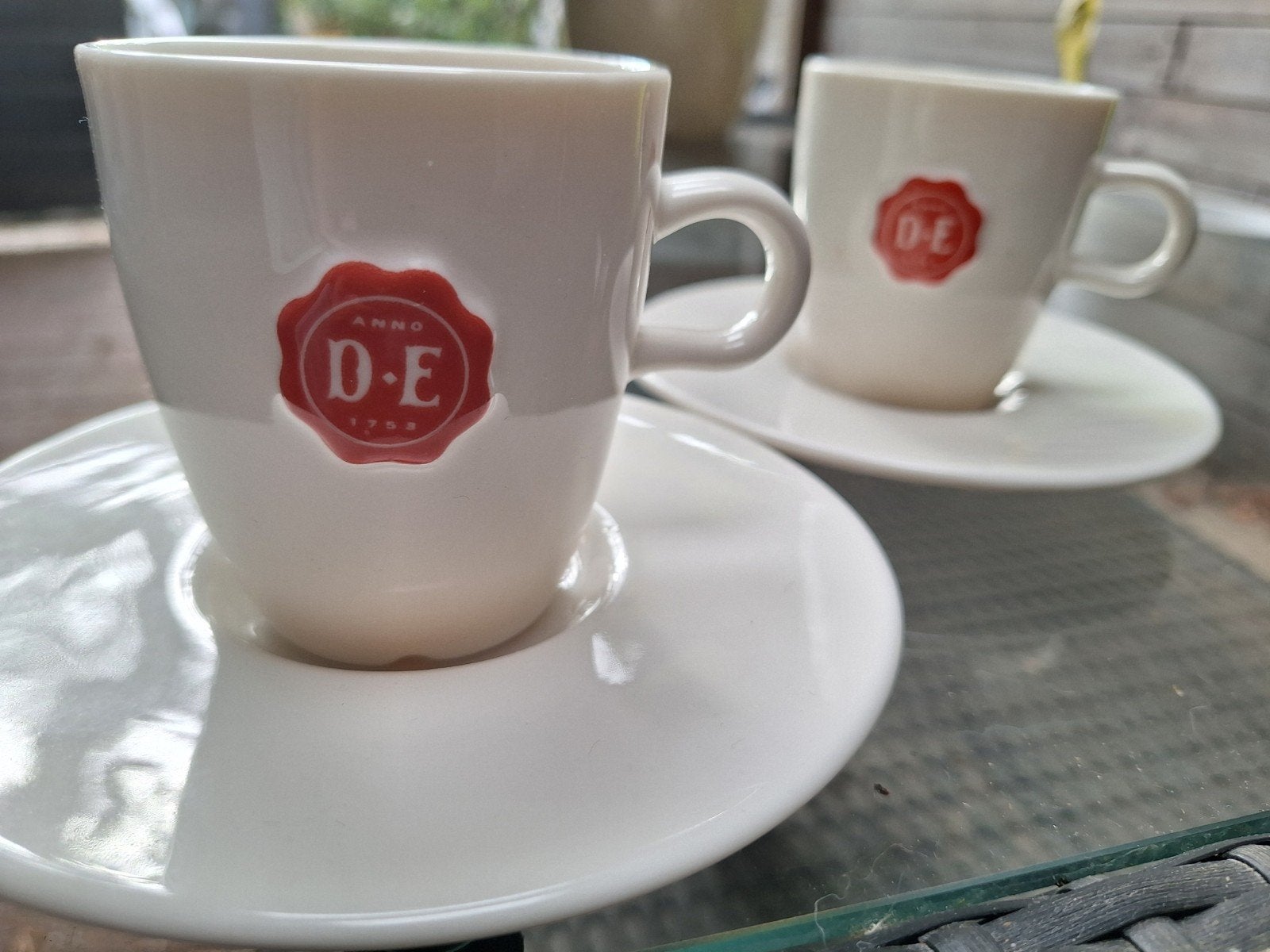 Douwe Egberts espresso kopjes met schotels - 2 stuks, Huis en Inrichting, Keuken | Servies, Overige merken, Keramiek, Ophalen of Verzenden