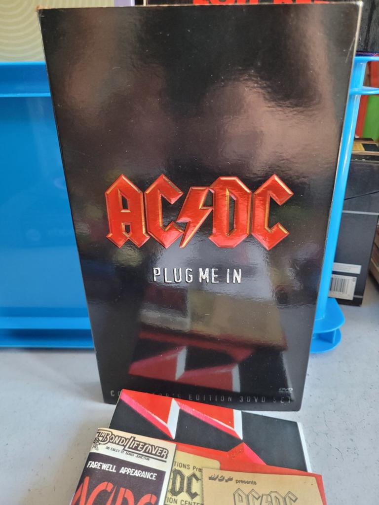 AC/DC Plug Me In Collector's Edition 3 DVD Set Boxset, Cd's en Dvd's, Boxset, Muziek en Concerten, Ophalen of Verzenden, Zo goed als nieuw