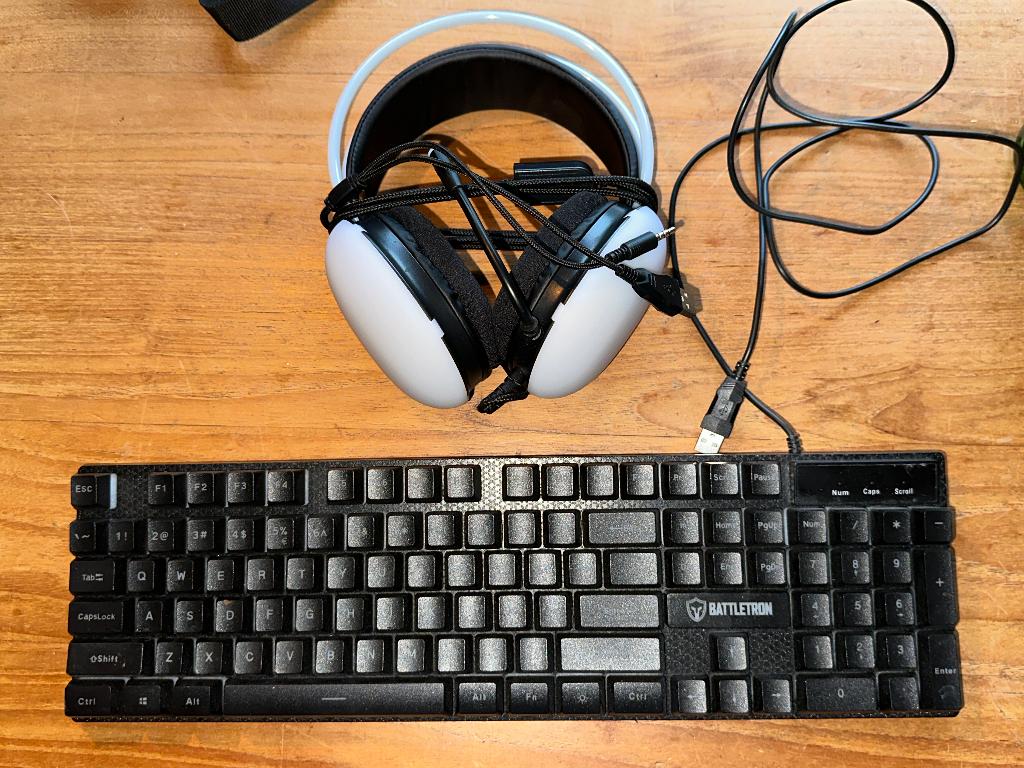 battletron Headset en Keybord met USB aansluiting, Ophalen, Gaming toetsenbord, Zo goed als nieuw, Qwerty
