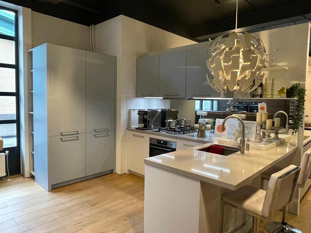 Moderne Schmidt Hoekkeuken -showroom uitverkoop!, Huis en Inrichting, Ophalen, Zo goed als nieuw