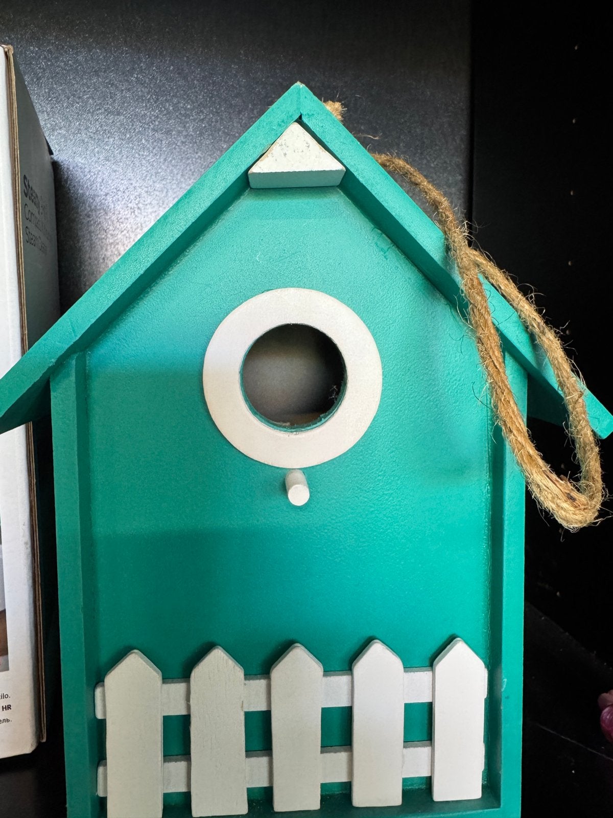 Decoratief vogelhuisje - Groen met wit hekje, Tuin en Terras, Ophalen of Verzenden, Zo goed als nieuw