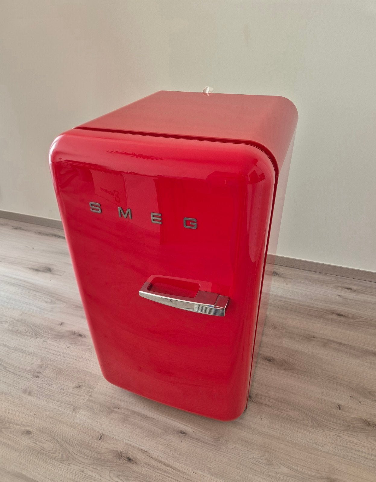 Smeg Koelkast Rood - Compact en Stijlvol, Minder dan 45 cm, Met vriesvak, Ophalen, 85 tot 120 cm