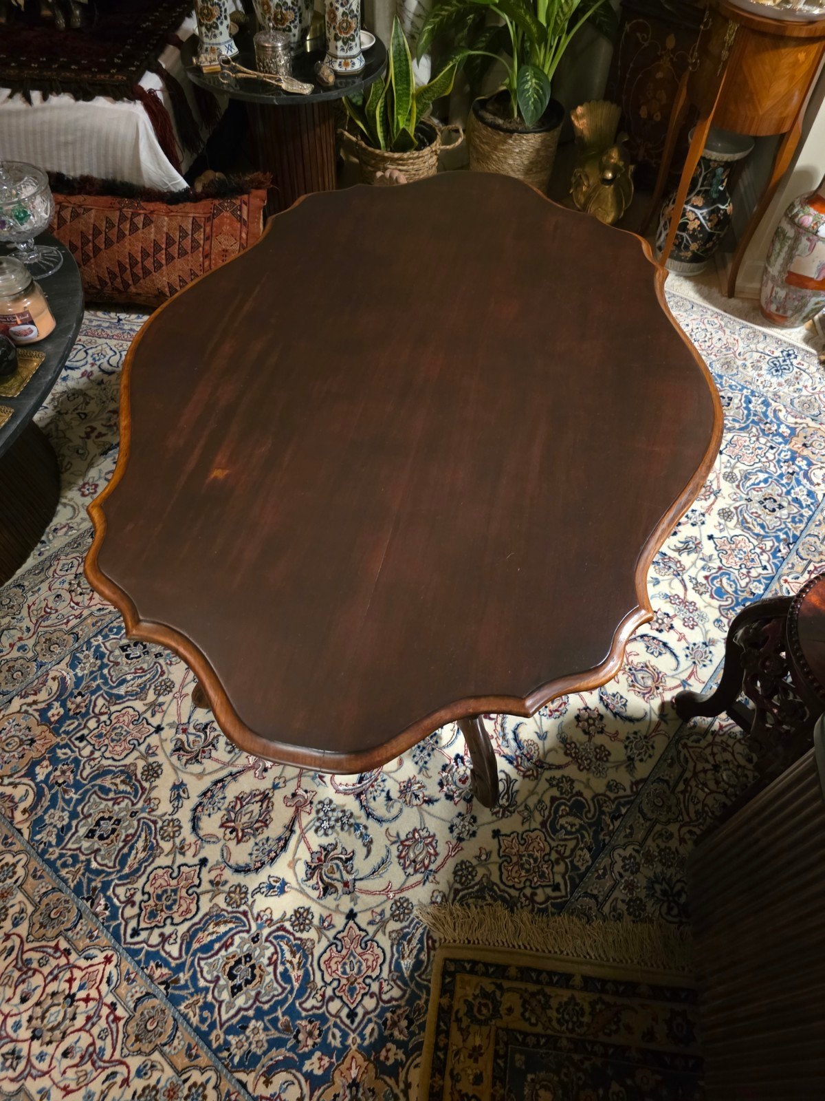 Antieke bijzettafel met sierlijk houtsnijwerk, Ophalen