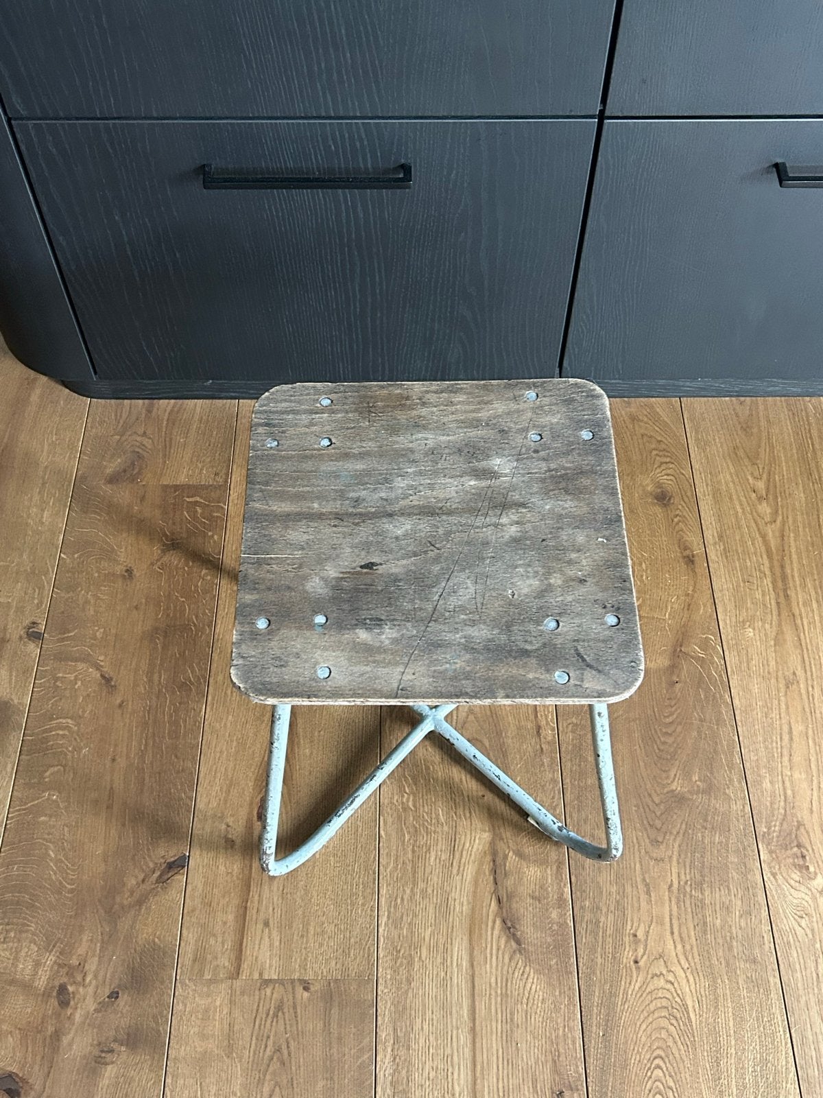 Vintage krukje met houten zitting en metalen onderstel, Ophalen, Gebruikt, Hout