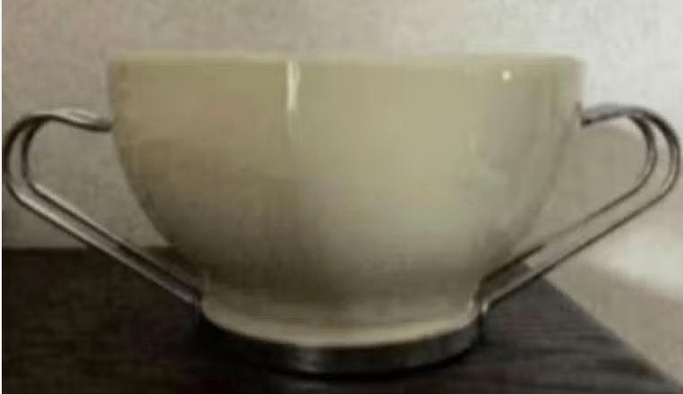2 geel - beige soepkommen; met zonder handgrepen; 12 cm, Keramiek, Ophalen of Verzenden, Zo goed als nieuw, Kom(men)