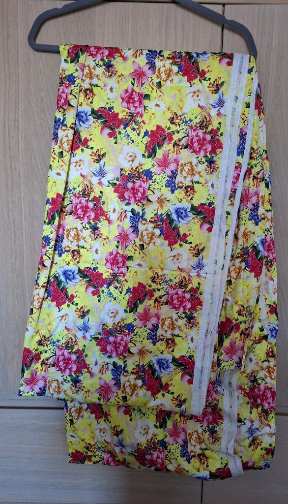 Gebloemde gele viscose stof, Hobby en Vrije tijd, Overige materialen, 120 cm of meer, Geel, Ophalen of Verzenden