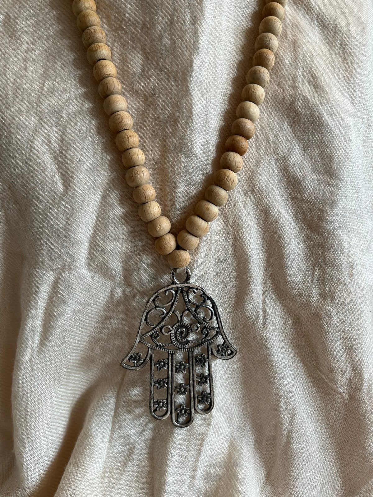 Houten kralen ketting met zilverkleurige hand hanger, Gebruikt, Bruin, Ophalen of Verzenden, Overige materialen