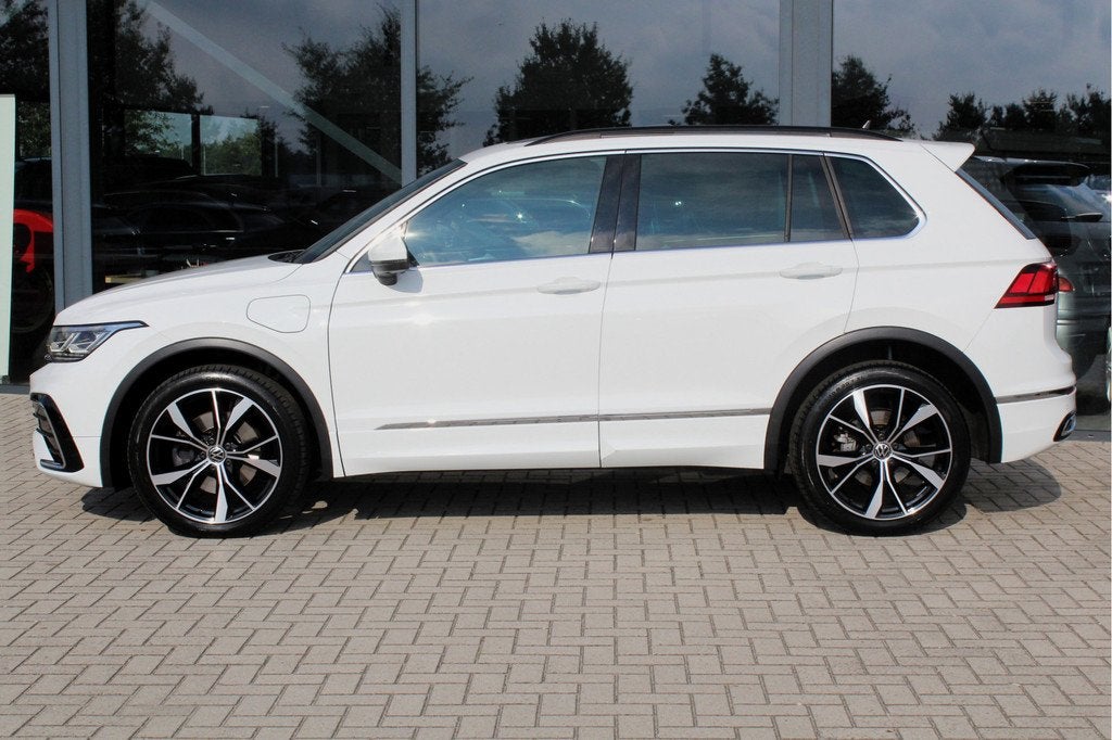 Volkswagen Tiguan 1.4 TSI eHybrid R-Line 245pk PANO LEER IQ, 1716 kg, 4 cilinders, Met garantie (alle), Wit