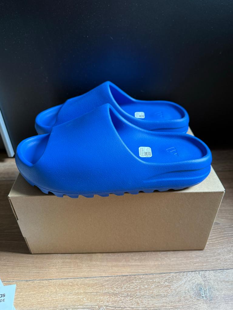 Adidas Yeezy Slide 'Azure' - Maat 44.5, Kleding | Heren, Schoenen, Ophalen of Verzenden, Nieuw, Blauw, Slippers