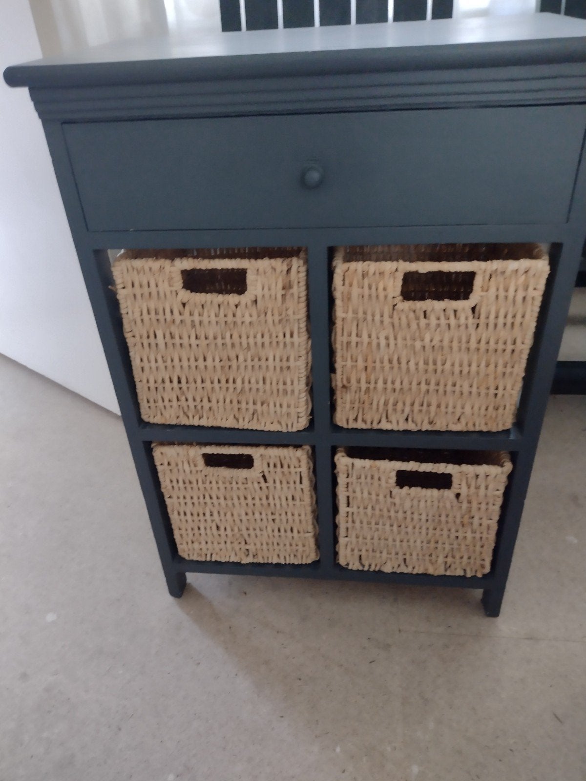 Kastje met vier rieten mandjes, Ophalen, 25 tot 50 cm, 50 tot 100 cm