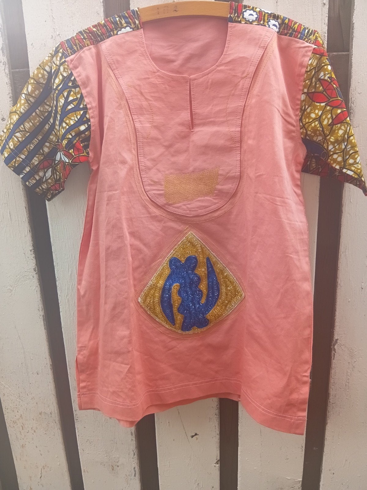 Ghana shirt met geborduurde gye Nyame  afgeprijsd, Ophalen of Verzenden, Nieuw