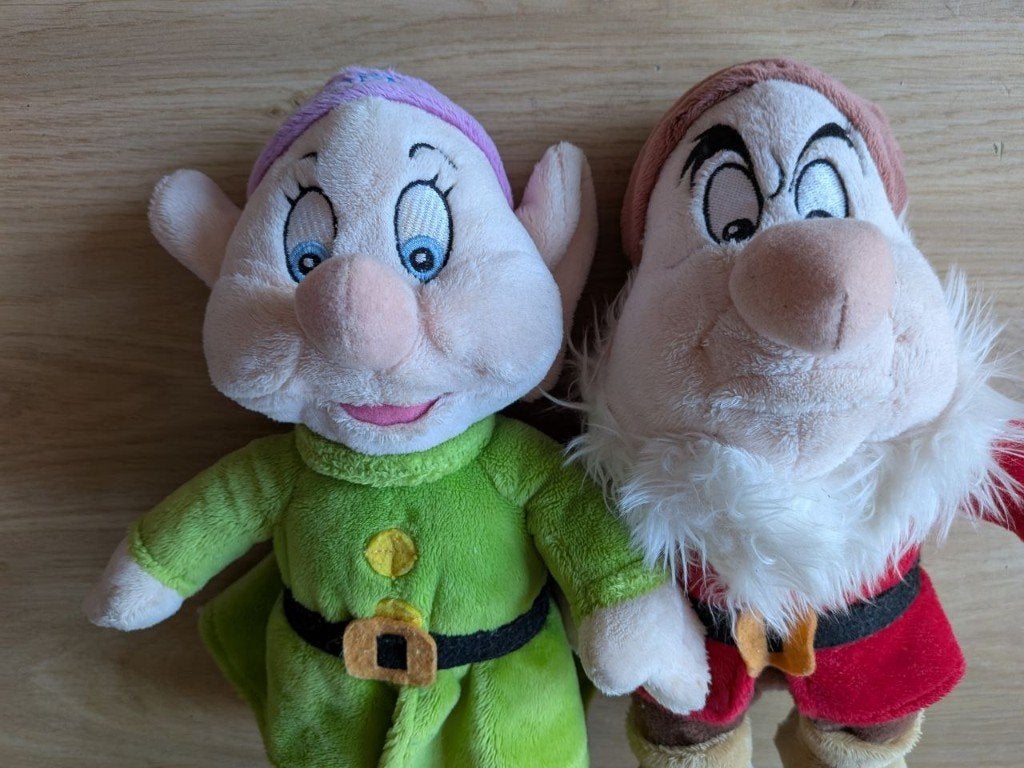 2 knuffels Disney | Dopey en Grumpy ( 30 cm groot ), Ophalen, Sneeuwwitje of Doornroosje, Zo goed als nieuw, Knuffel