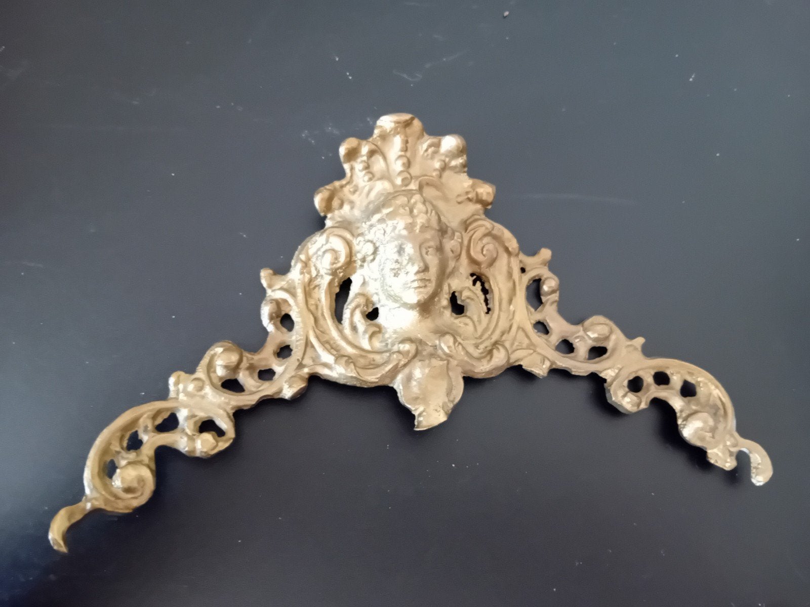 Antiek decoratief ornament met cherubijnhoofd, Verzenden