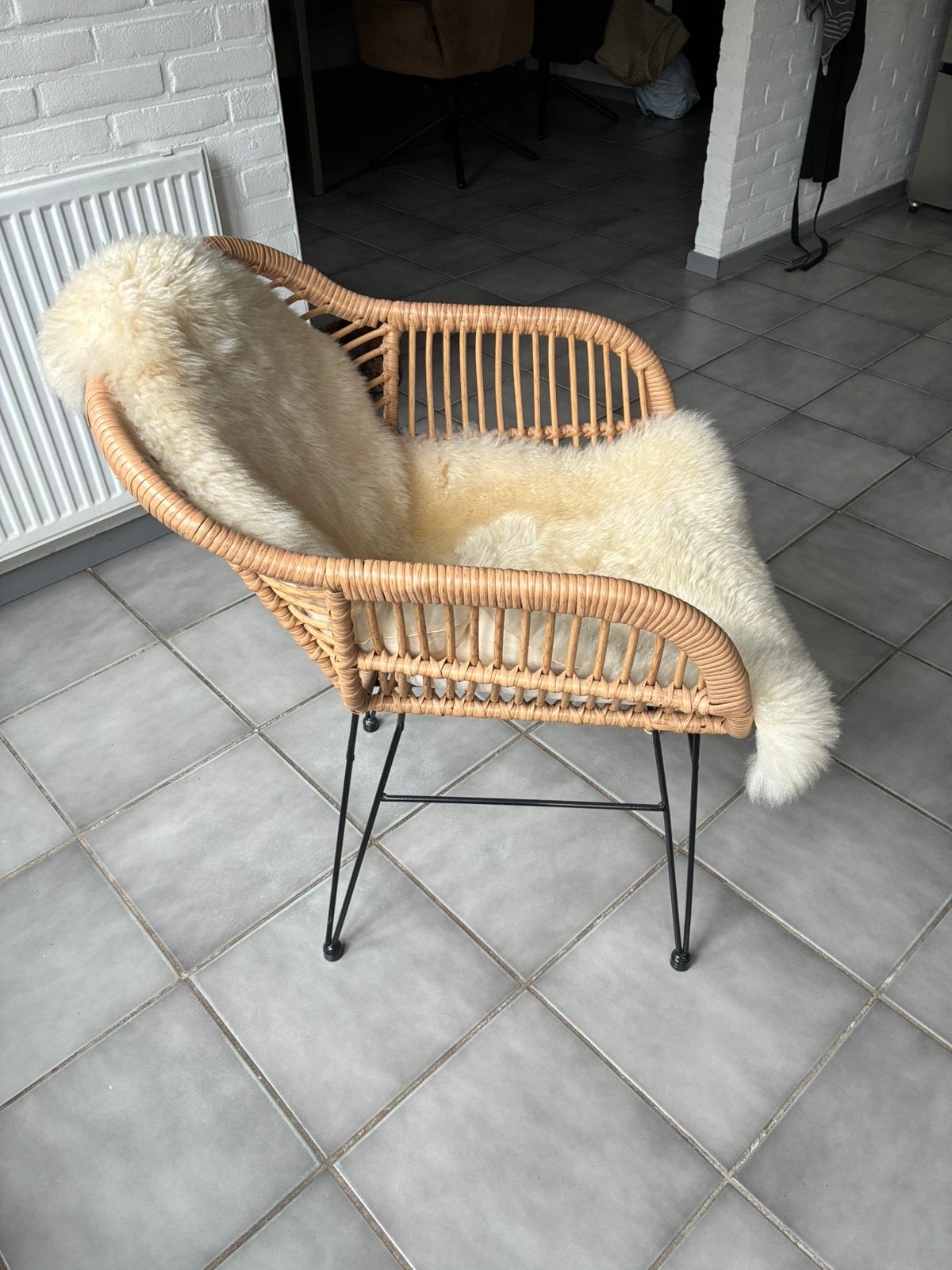 Rotan stoel met echt schapenvacht bruin - mokka, Ophalen, Zo goed als nieuw, Bruin, Eén