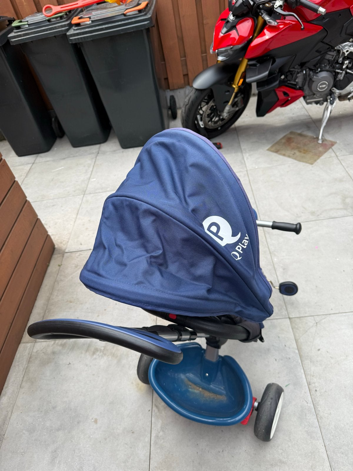 QPlay driewieler met duwstang en zonnekap, Ophalen of Verzenden, Gebruikt, Velgrem, Duwstang