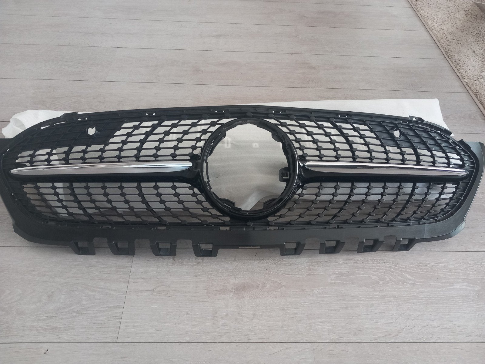 Nieuwe grill voor Mercedes A-klasse, Ophalen