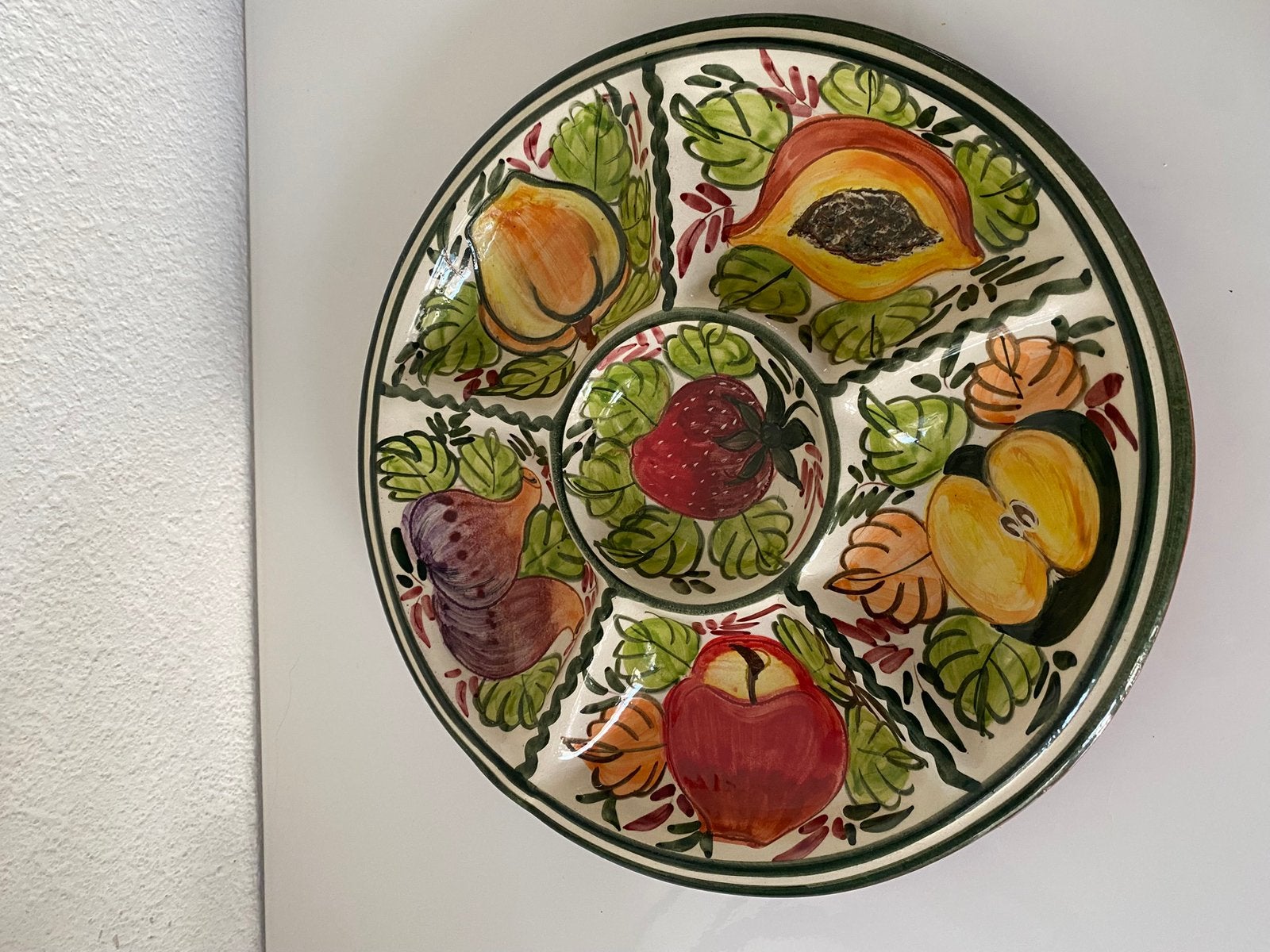 Schaal/serveerschaal,Spaans aardewerk,beschilderd met fruit, Ophalen