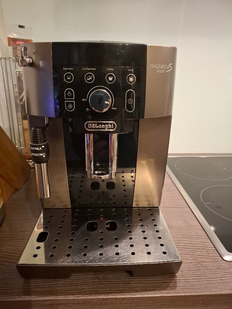 Delonghi Magnifica S smart, Gebruikt, Koffiemachine, Ophalen of Verzenden, 4 tot 10 kopjes