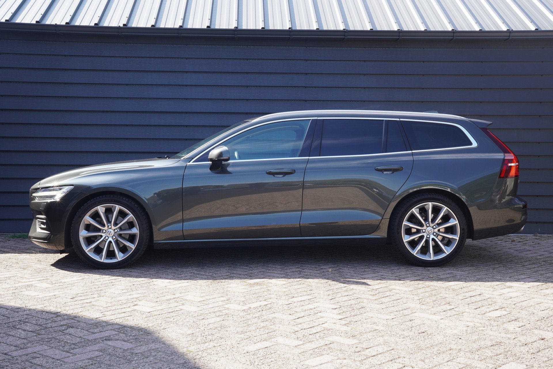Volvo V60 2.0 D4 Momentum Pro - CARPLAY - LEDER - H&K - ADAP, Auto's, Gebruikt, Leder, Diesel, 22 km/l