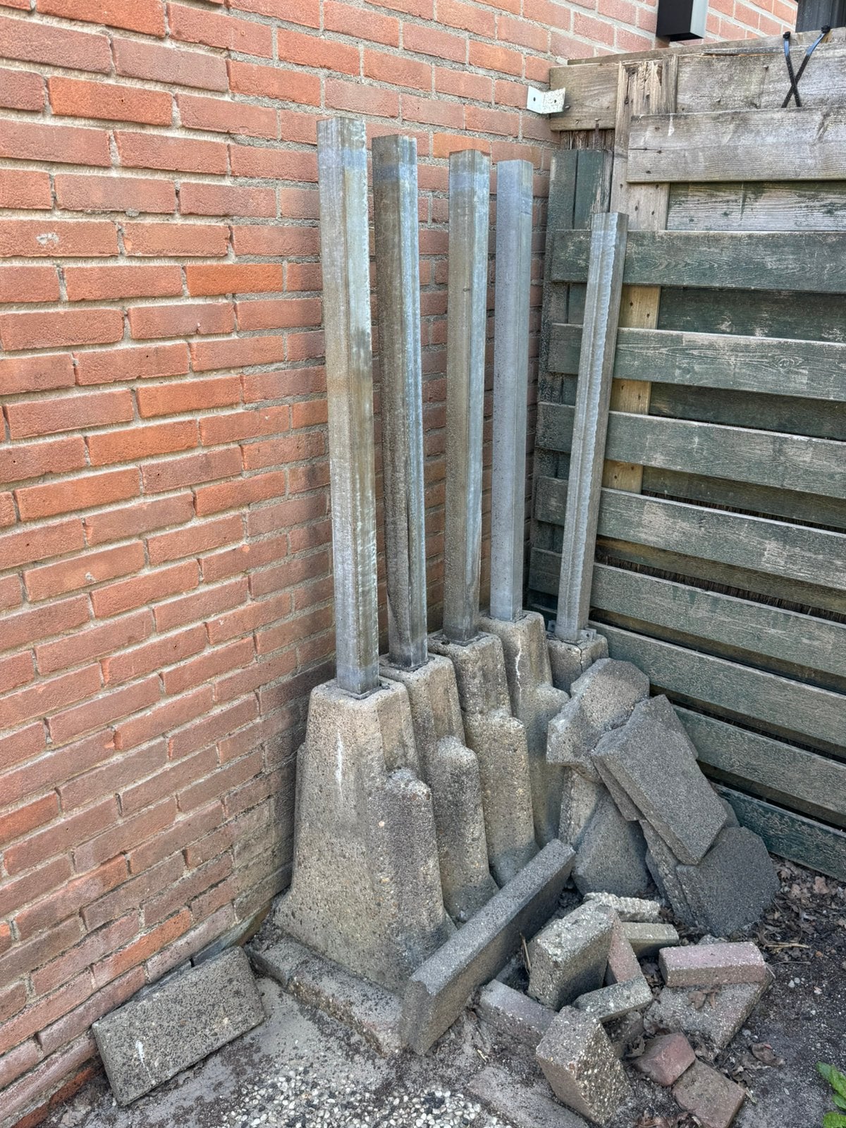 Gratis / Paalhouders met betonpoeren, Ophalen, Zo goed als nieuw, Minder dan 180 cm, Palen