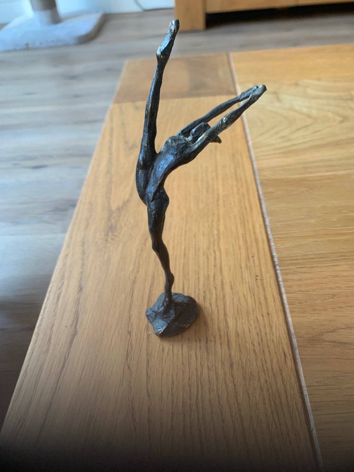 Bronzen beeldje van een sierlijke ballerina, Antiek en Kunst, Ophalen, Minder dan 20 cm, Beeld, Bruin