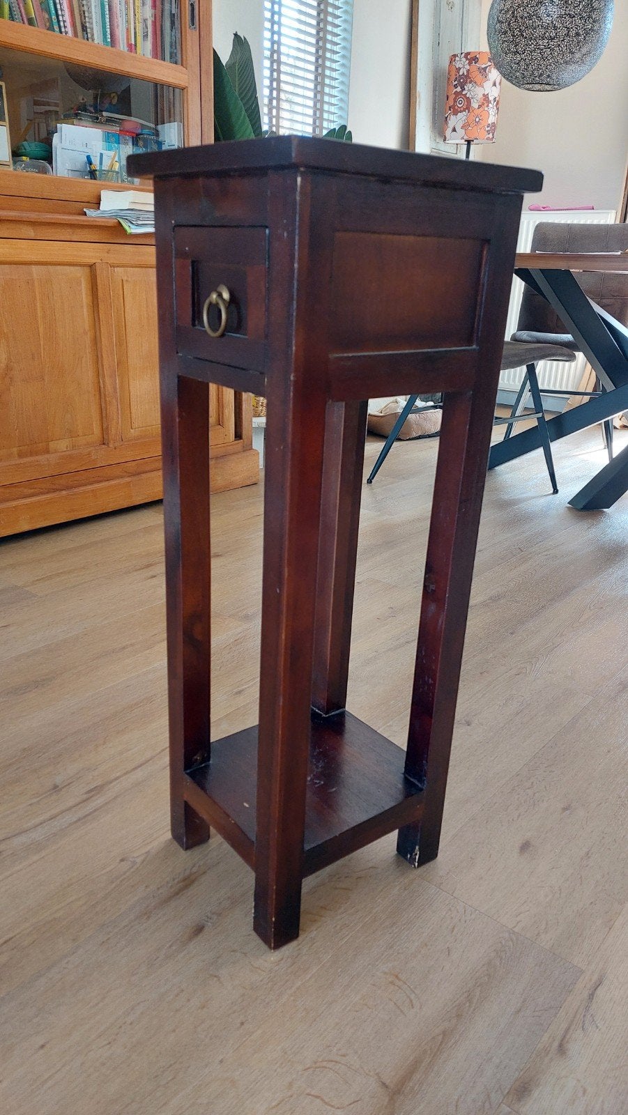 Houten bijzettafel met lade - 82cm hoog, Ophalen, Minder dan 55 cm, Gebruikt, Klassiek