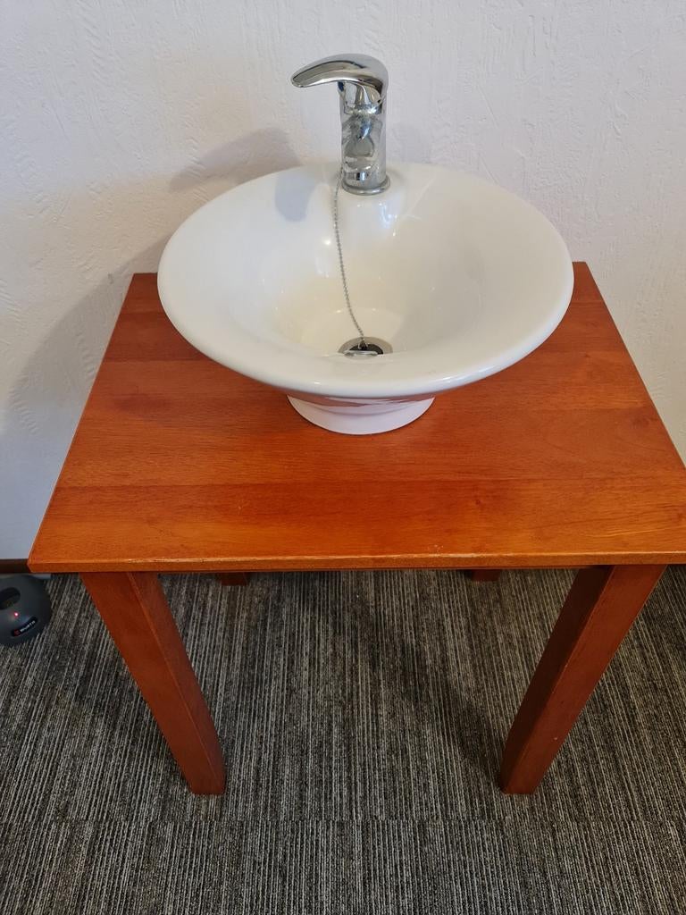 Wastafel met ronde kom en mengkraan., Ophalen, Zo goed als nieuw