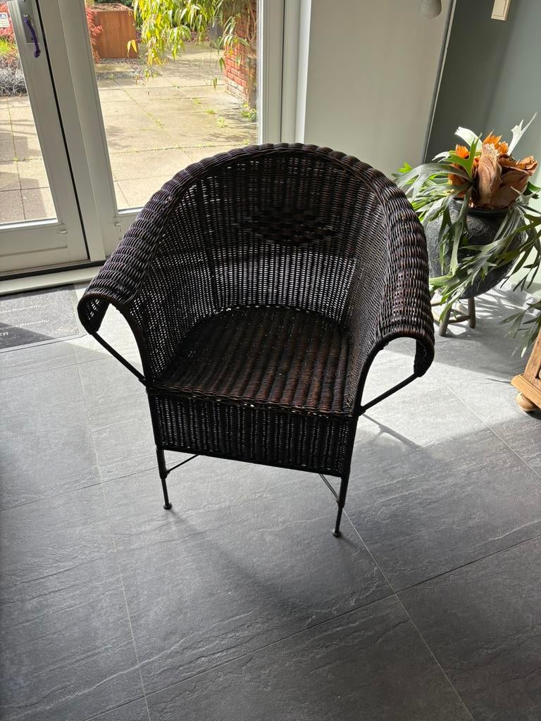 Riet/rotan stoel met metalen onderstel.(rustiek en landelijk, Huis en Inrichting, Stoelen, Gebruikt, Bruin, Riet of Rotan, Eén