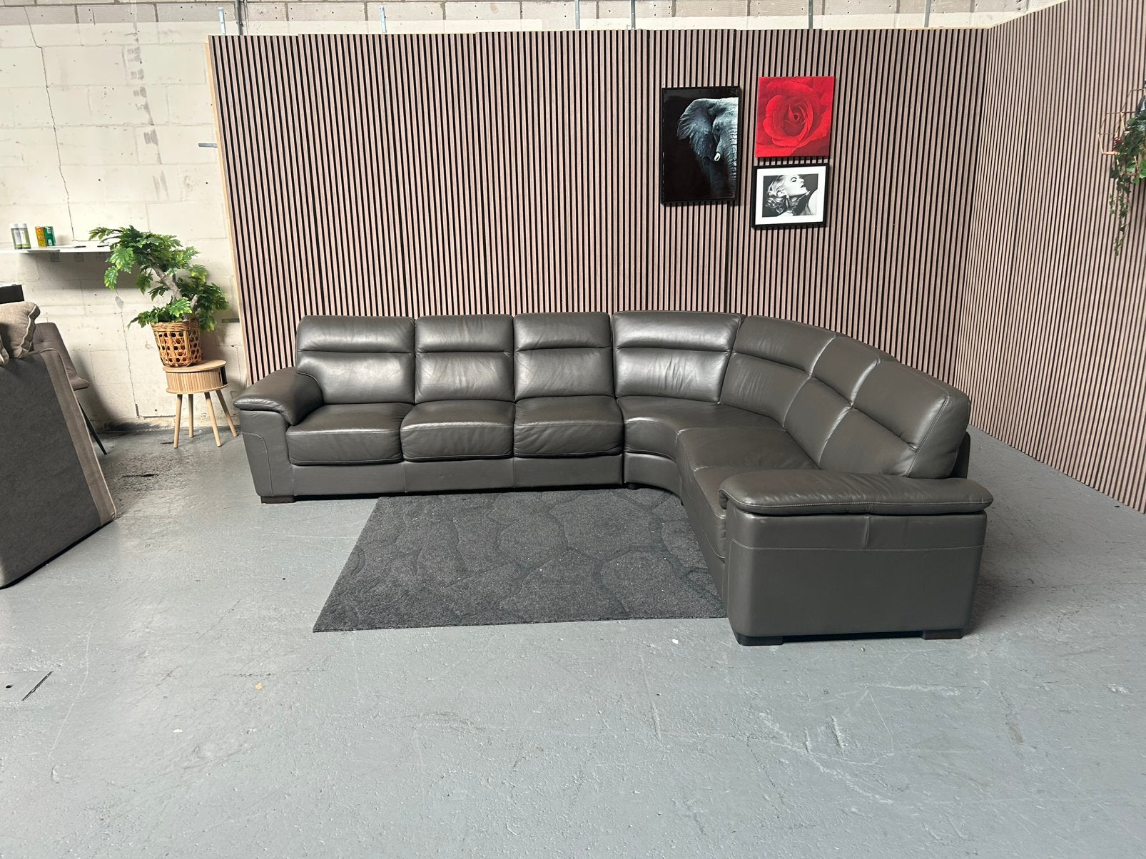 GRATIS LEVERING Hoekbank Leer Donkergrijs 320X280 GEREINIGD, Huis en Inrichting, Banken | Bankstellen, Leer zwart hoekbank, Hoekbank