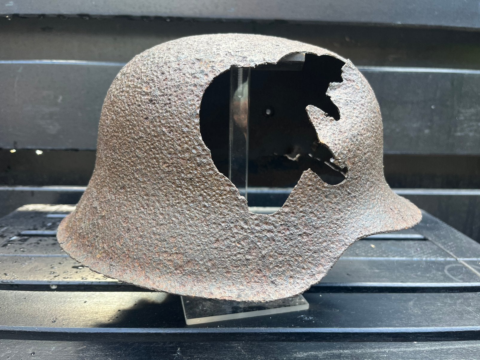 Duitse helm M40 met battledamage, Verzamelen, Ophalen of Verzenden, Duitsland, Helm of Baret
