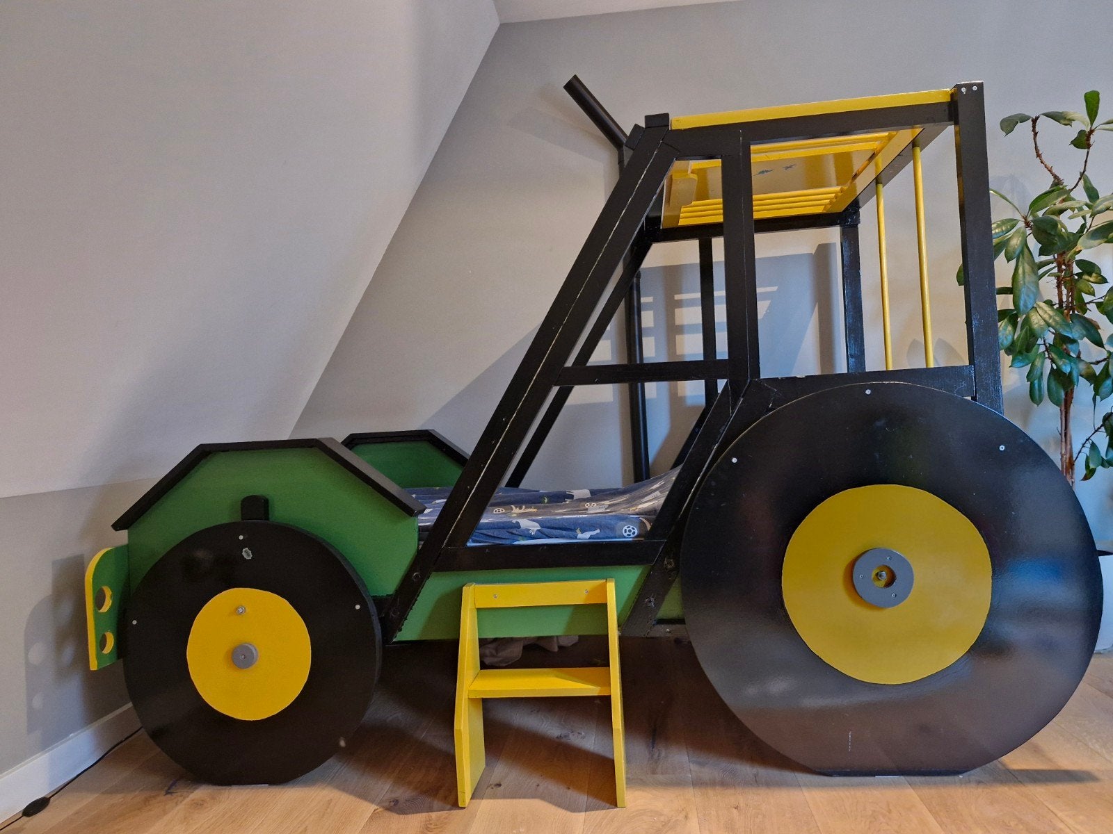 Uniek handgemaakt tractorbed voor kinderen, Kinderen en Baby's, Kinderkamer | Bedden, 85 tot 100 cm, Gebruikt, 180 cm of meer