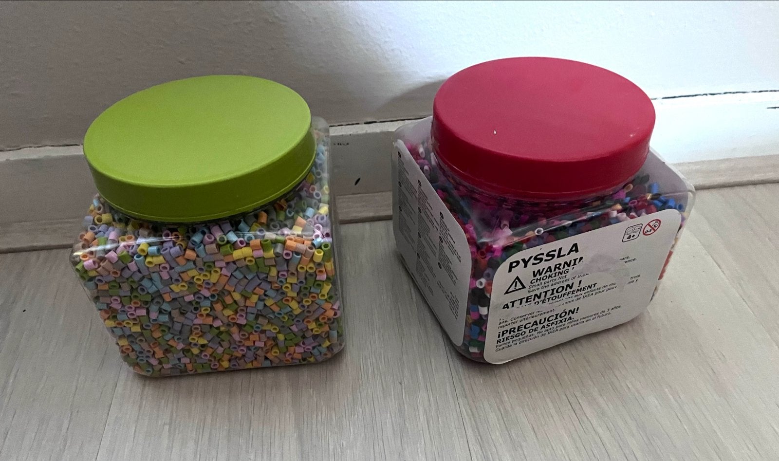 Twee potten met strijkkralen + grondplaten, Ophalen of Verzenden, Gebruikt, Knutselen