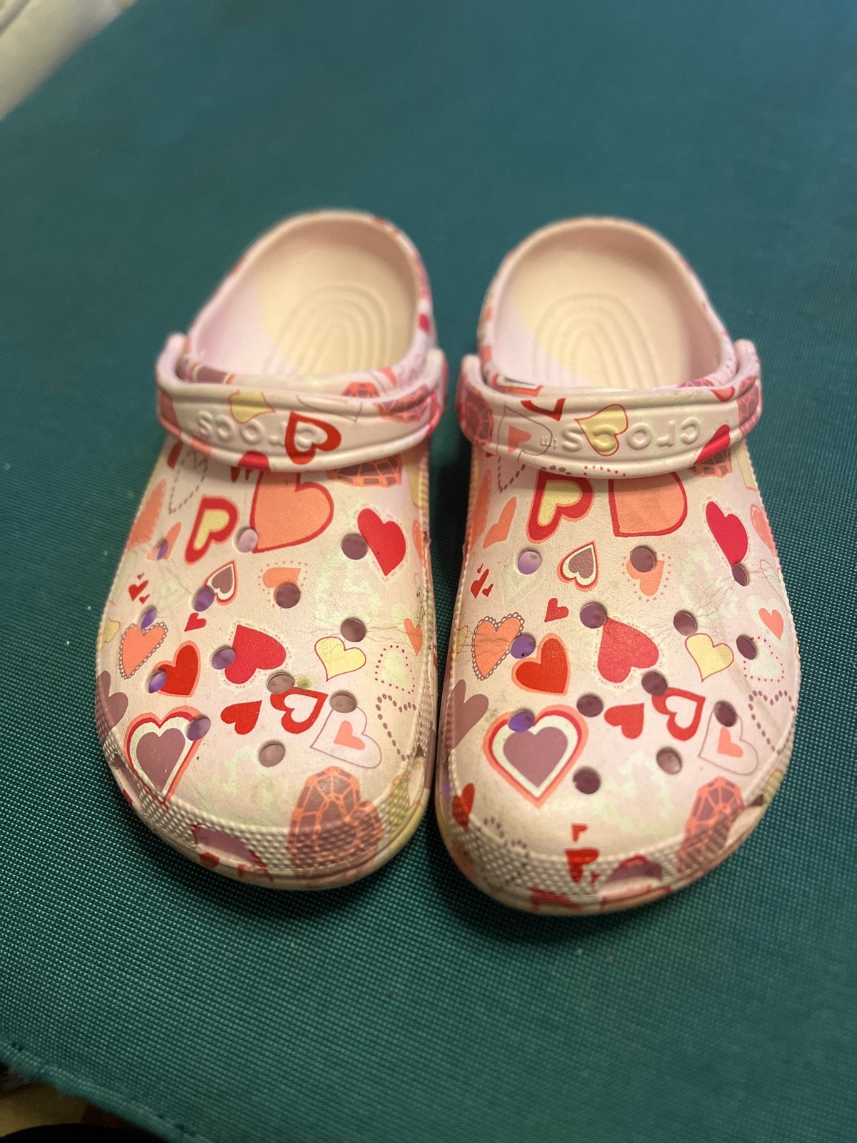 Roze Crocs met hartjesprint, Kleding | Dames, Ophalen of Verzenden, Zo goed als nieuw, Roze