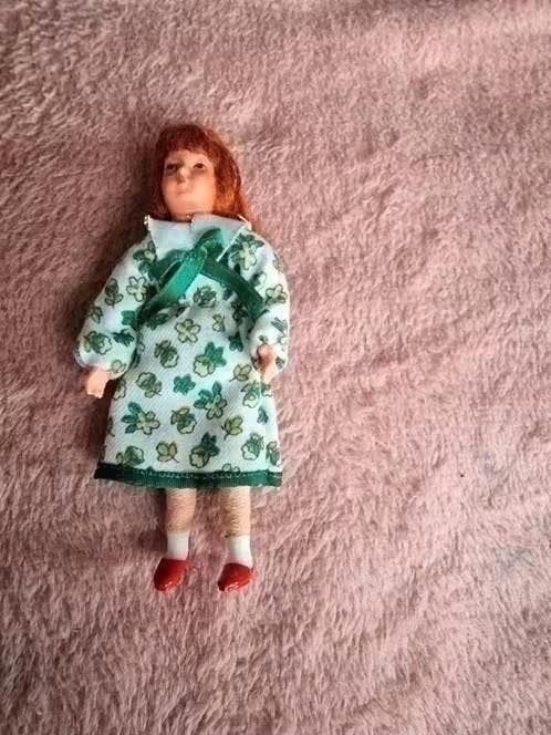 Caco popje 8 cm, roodharig met bloemenjurk, Ophalen of Verzenden, Gebruikt, Overige typen