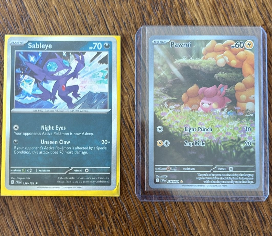 2 pokemon kaarten in bewaarmapjes, Ophalen of Verzenden, Zo goed als nieuw