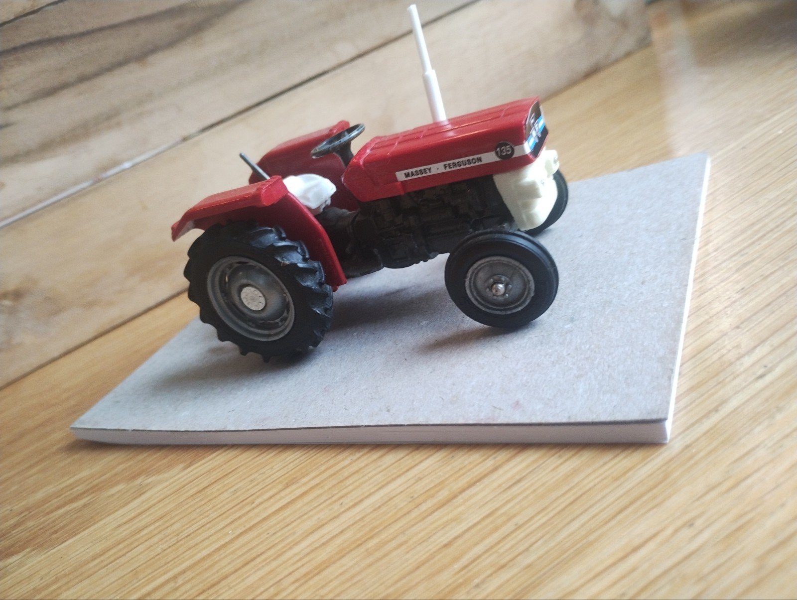 Massey Ferguson 135 Tractor Miniatuurmodel, Ophalen of Verzenden, Zo goed als nieuw