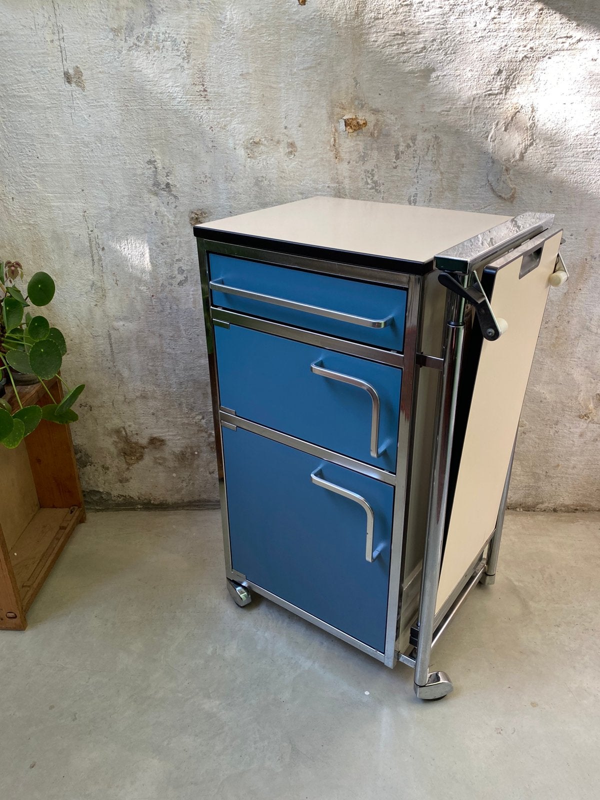 Vintage ziekenhuiskastje op wielen met verstelbare klaptafel, Ophalen, Gebruikt