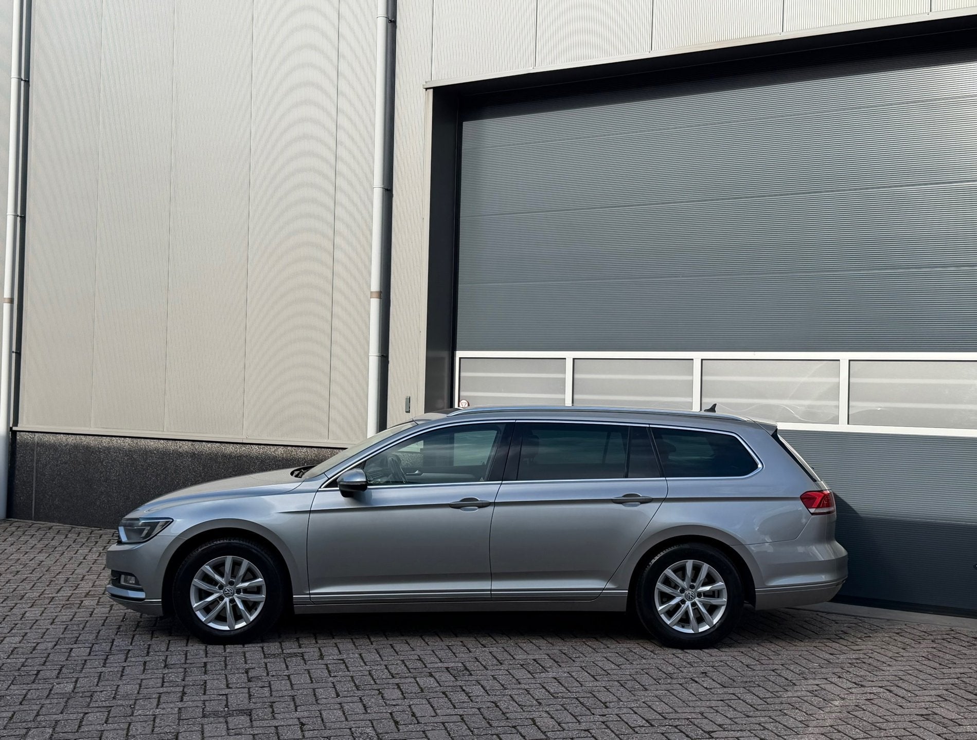 Volkswagen Passat Variant 1.8 TSI Business Edition bj.2016 A, Stof, Euro 6, Grijs, 1405 kg