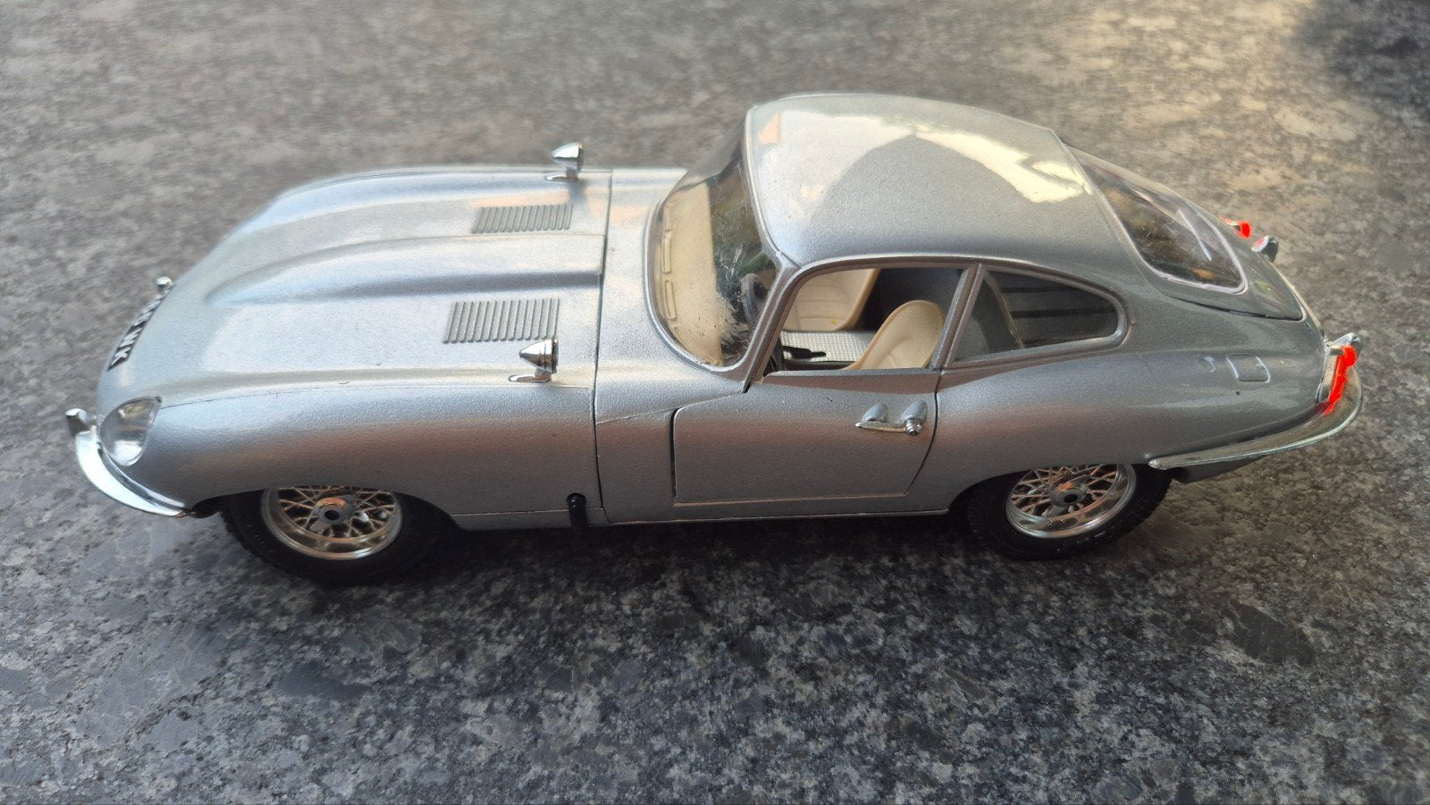 Bburago Jaguar E-Type (1961) - Zilveren Modelauto 1:18, Hobby en Vrije tijd, Modelauto's | 1:18, Ophalen