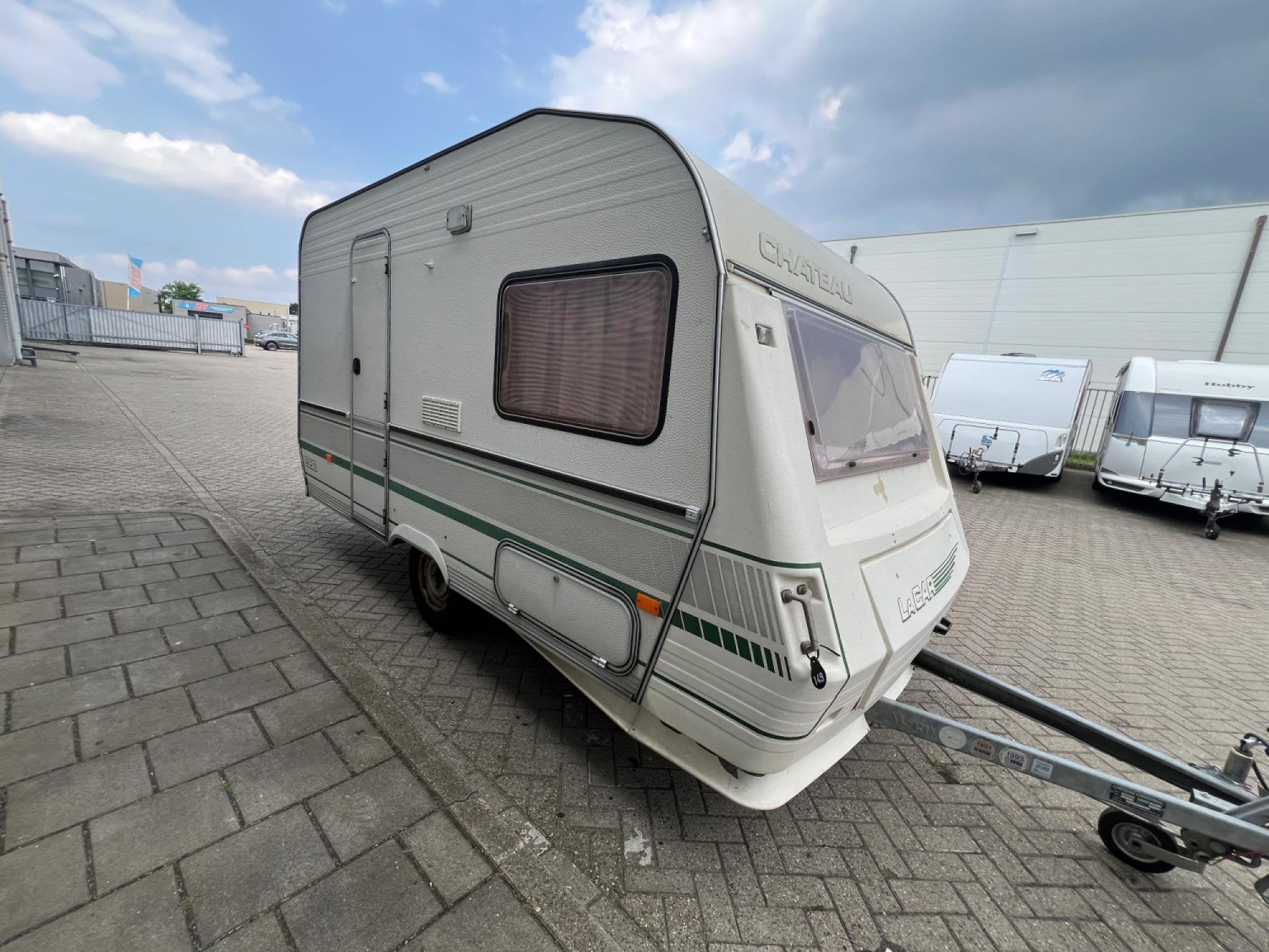 Chateau Le Car 380 vast bed, Banden 2023, Caravans en Kamperen, Caravans, Bedrijf, Treinzit, 500 - 750 kg, Tot en met 4