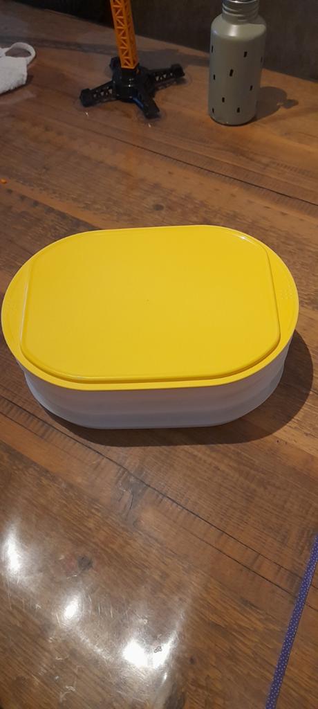 Nieuwe vleeswarendoos - Geel/Wit, Huis en Inrichting, Keuken | Tupperware, Ophalen of Verzenden, Nieuw, Geel, Bus of Trommel