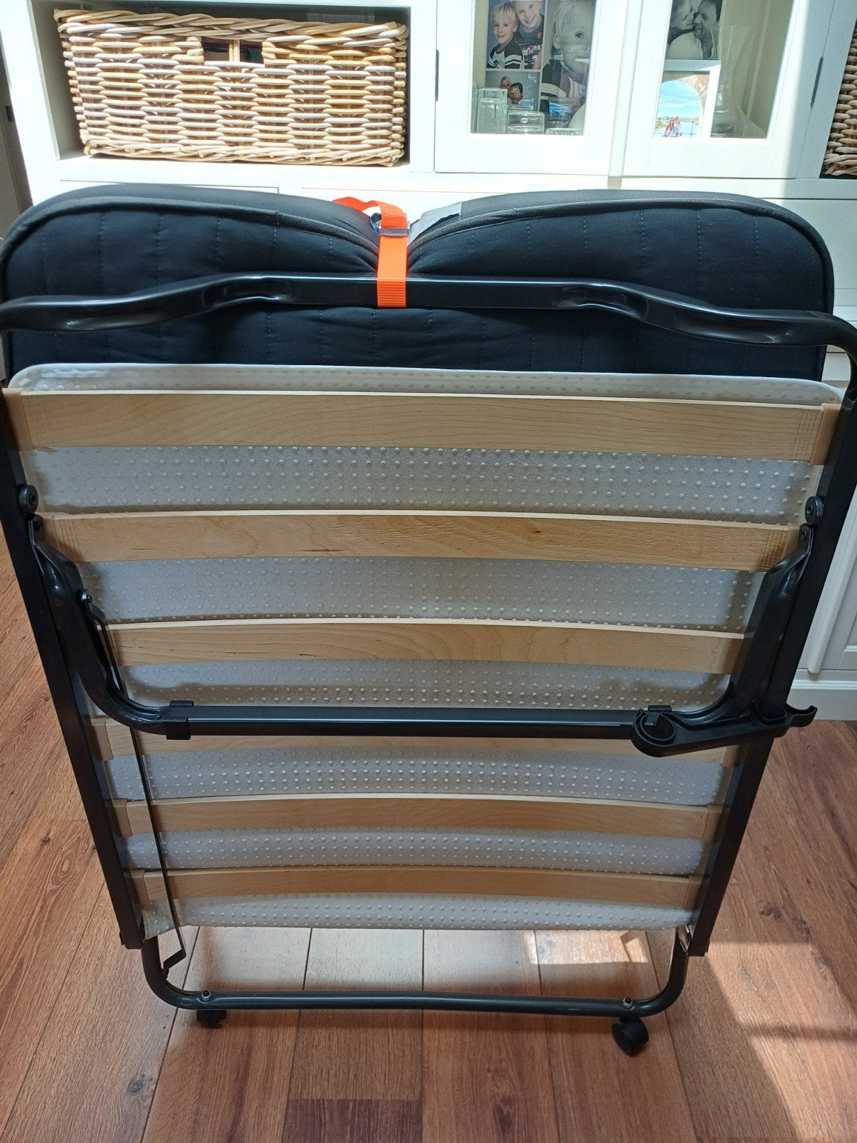 Opvouwbaar logeerbed met matras - Zo goed als nieuw, Ophalen, Modern en functioneel, Eenpersoons, Zwart
