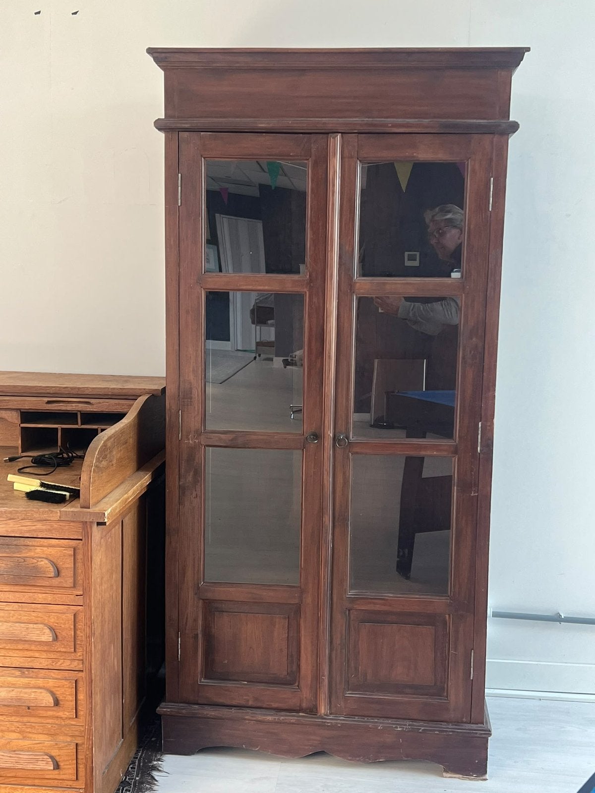 Massief houten vitrinekast met glazen deuren, Antiek en Kunst, Ophalen