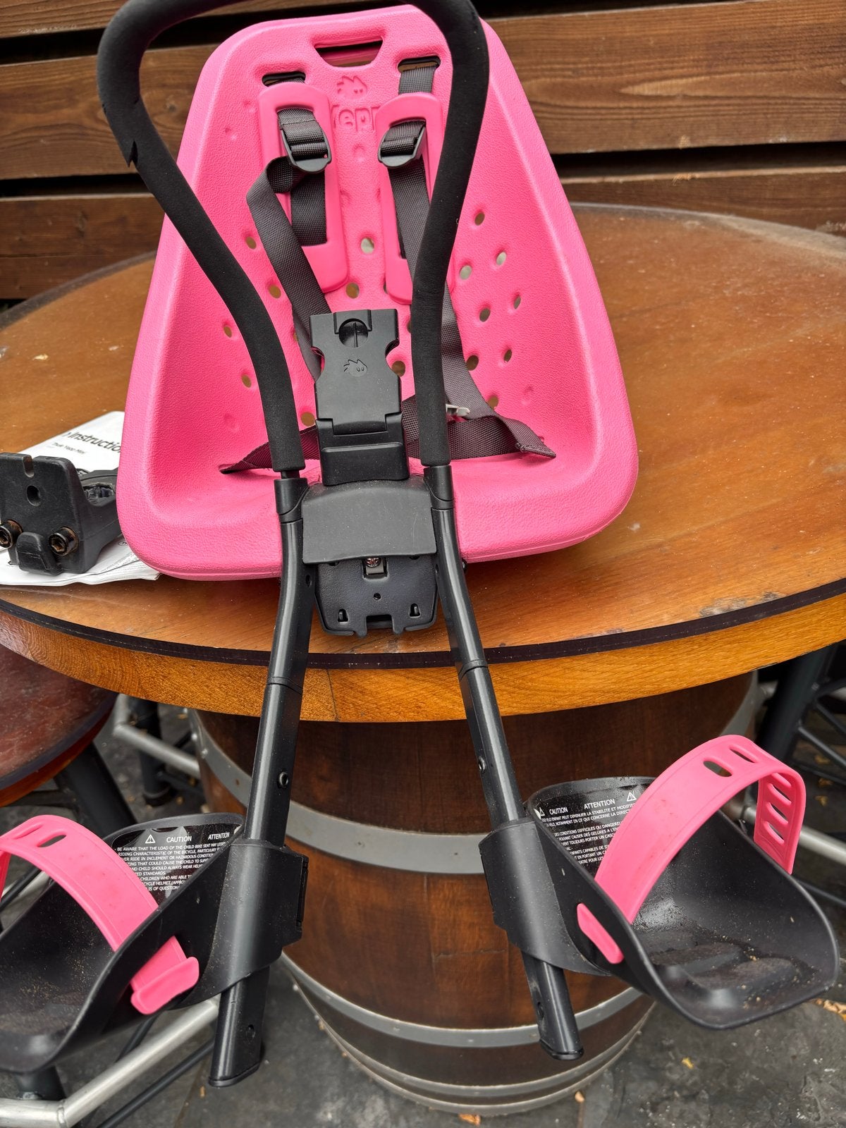 Thule Yepp Mini voorzitje - Roze + windscherm, Ophalen, Voetsteuntjes, Voorzitje, Zo goed als nieuw